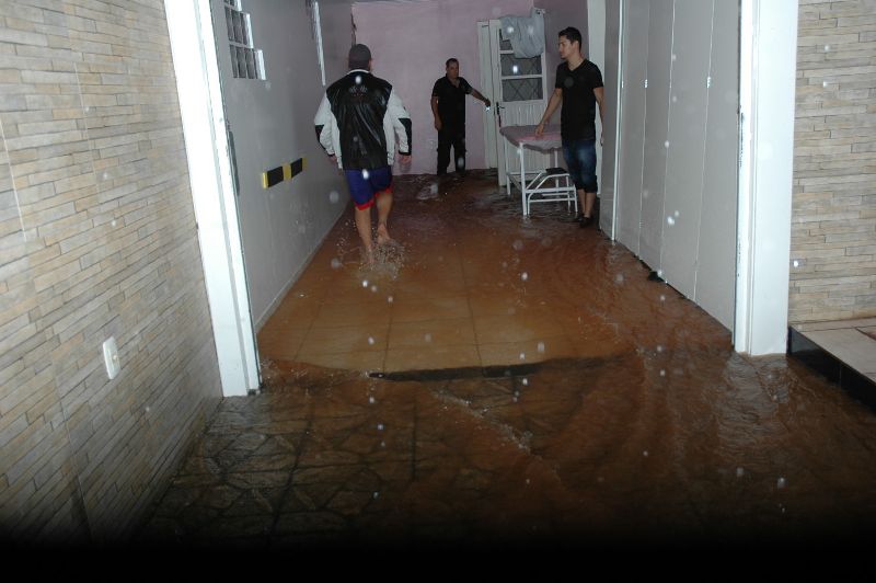 Ir para  <p><big>Chuva forte do fim da tarde desta quarta-feira(6), provocou alagamentos e estragos em v&aacute;rios pontos da cidade de Erechim. Os casos mais graves aconteceram na rua Em&iacute;lio Noal, no bairro Cer&acirc;mica....